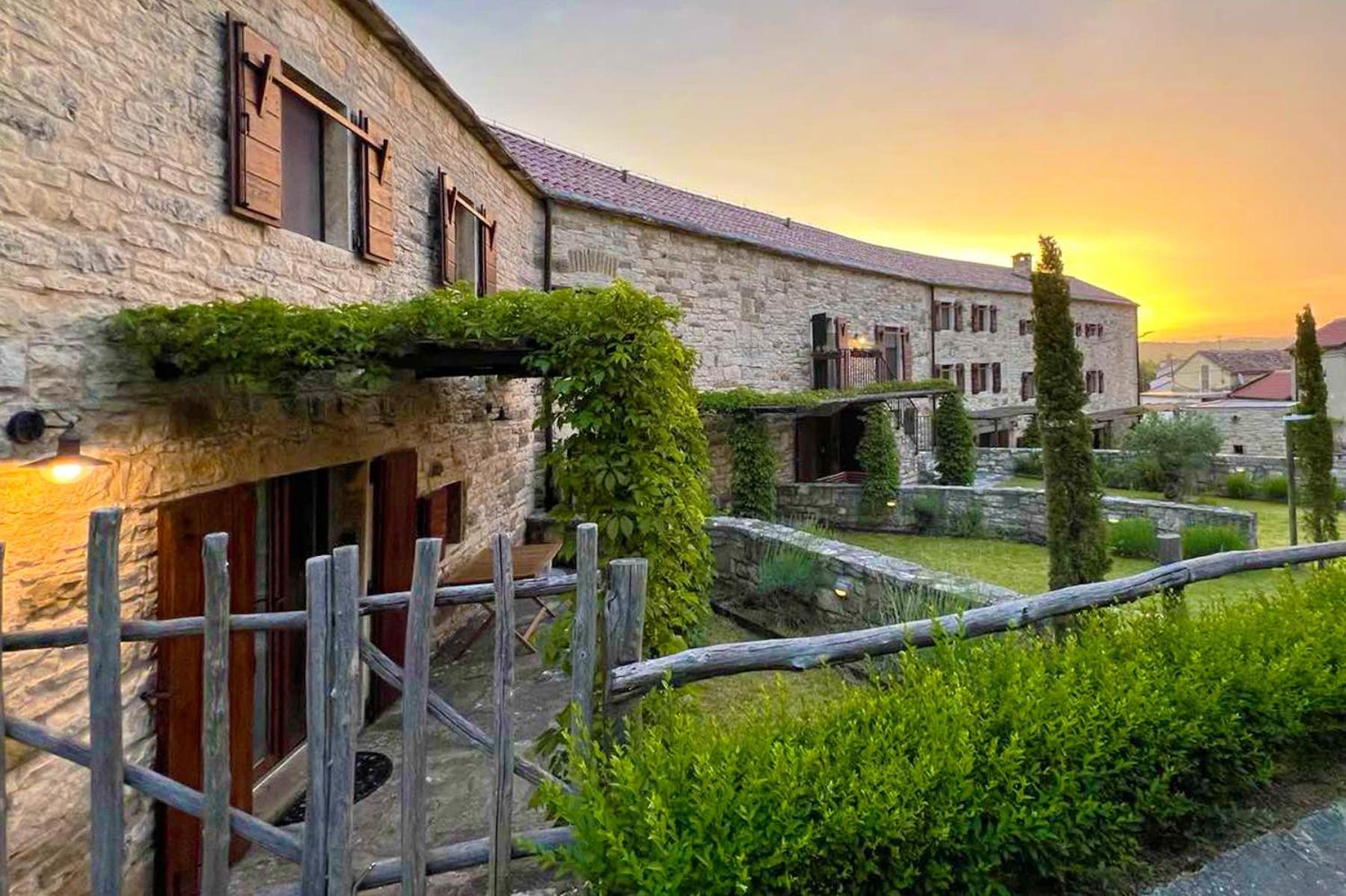 Villas Martincici With Large Pool Groznjan Exterior photo